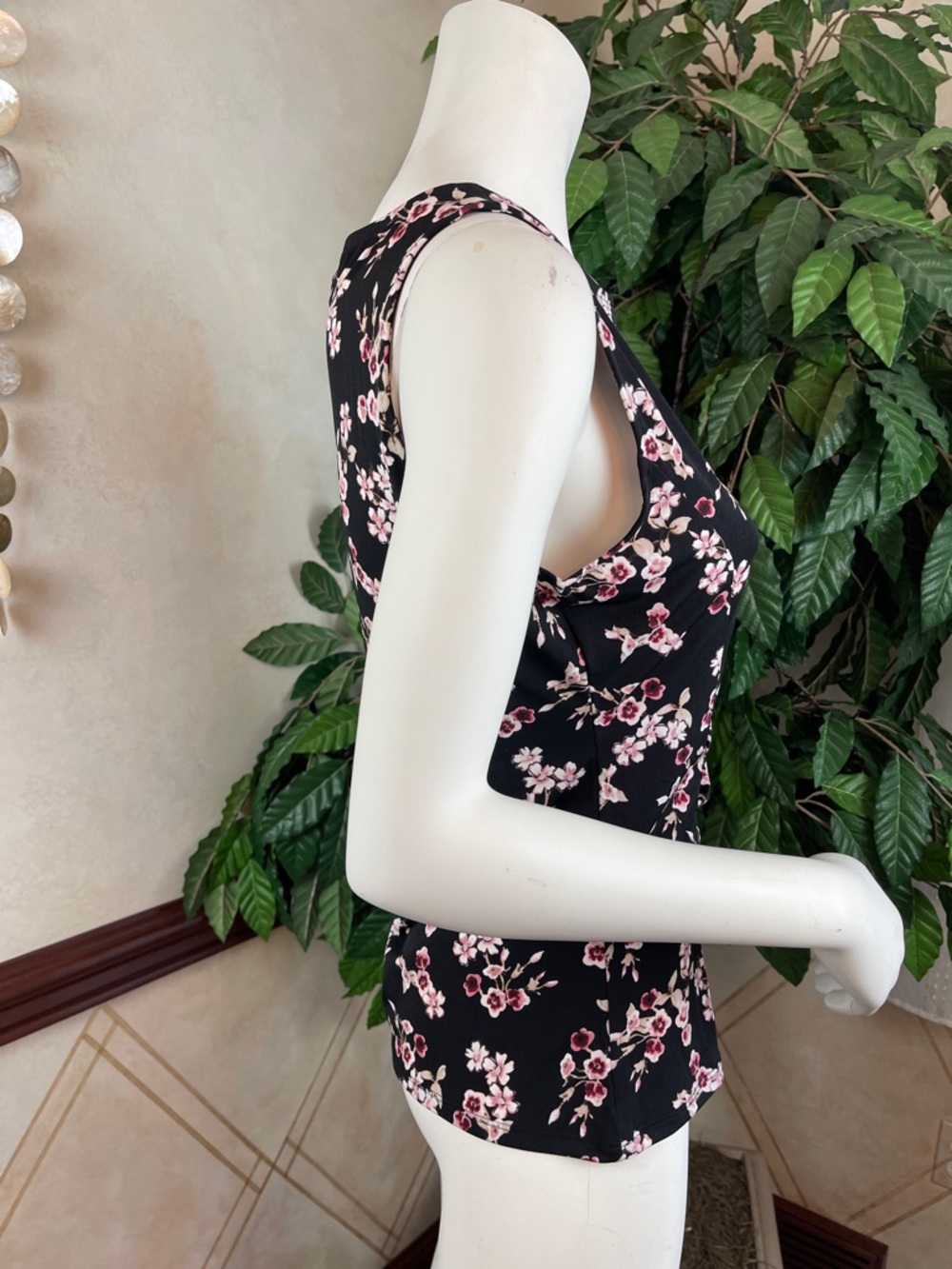 WHBM FLORAL SIDE RUCHED SLEEVELESS TOP - Picture 5 of 12